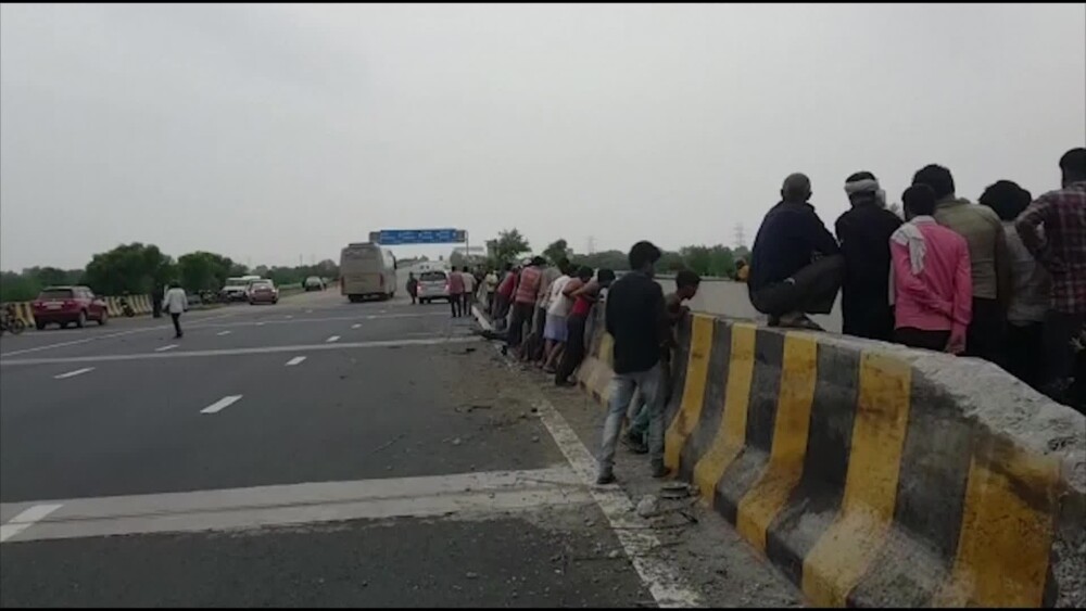VIDEO: Accident grav de autobuz în India. Cel puţin 29 de oameni au murit şi 18 sunt răniţi - Imaginea 6
