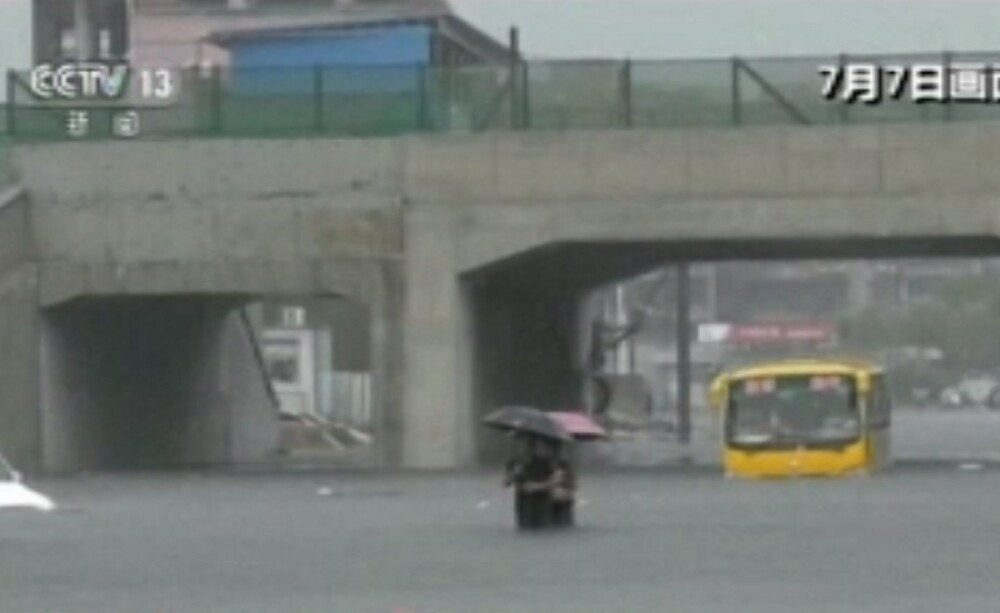 Furtunile și ploile fac ravagii în China: orașe inundate, sute de mii de oameni afectați. VIDEO - Imaginea 1