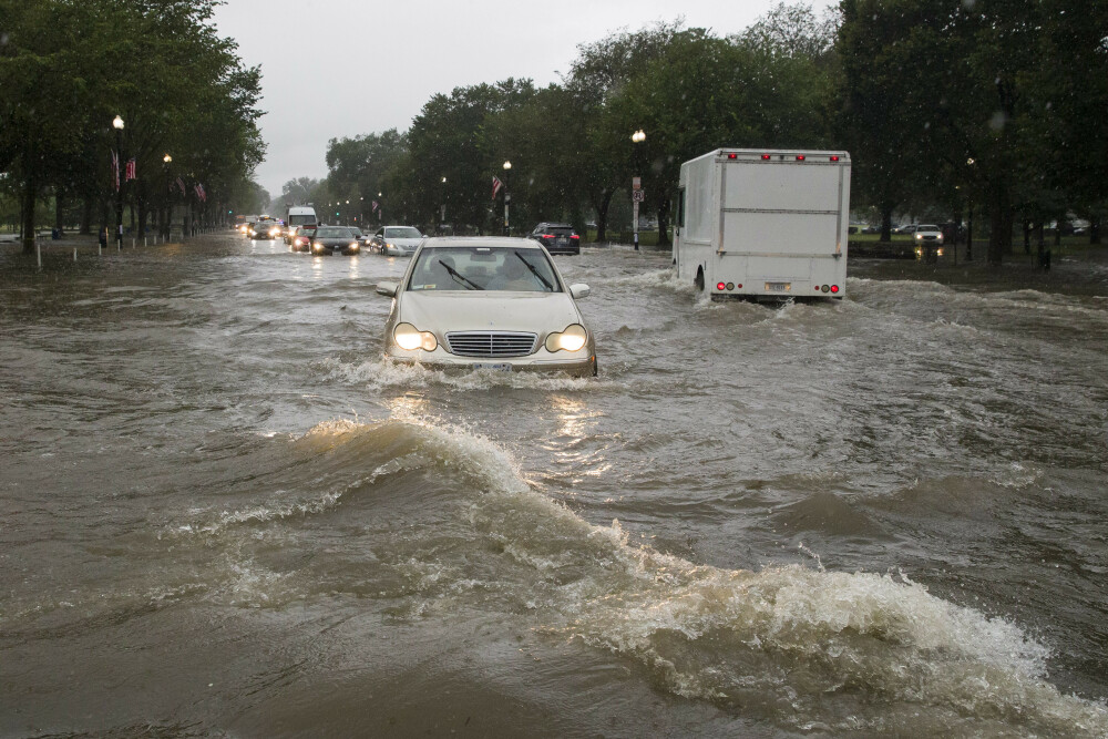 O ploaie torențială a făcut ravagii în Washington. Șoferii s-au urcat pe mașini - Imaginea 2