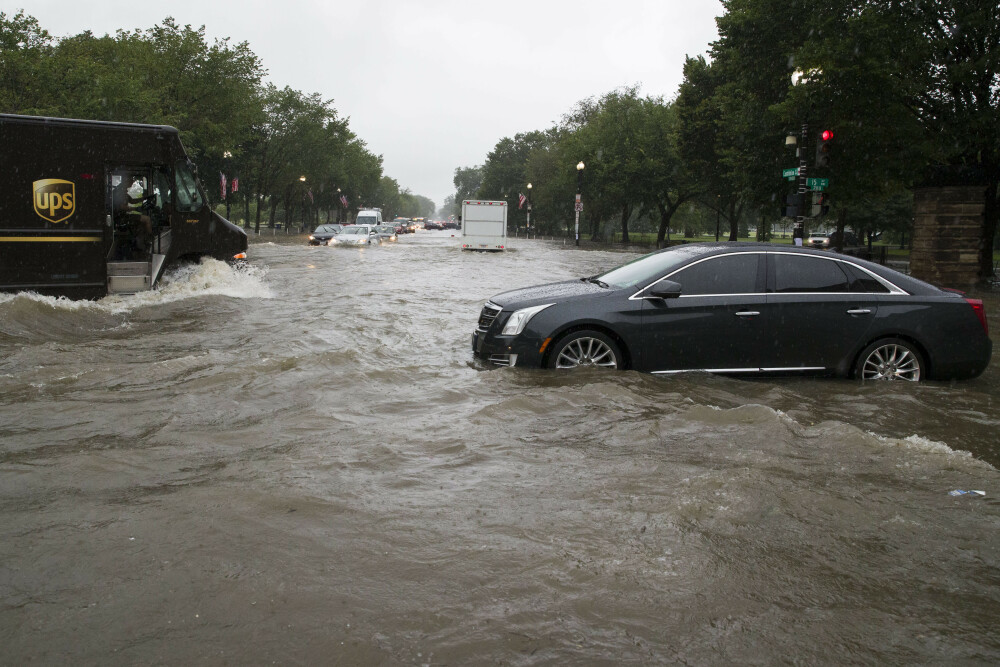 O ploaie torențială a făcut ravagii în Washington. Șoferii s-au urcat pe mașini - Imaginea 3