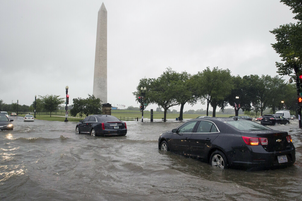 O ploaie torențială a făcut ravagii în Washington. Șoferii s-au urcat pe mașini - Imaginea 4