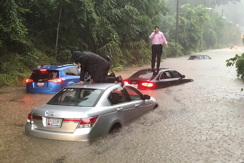 O ploaie torențială a făcut ravagii în Washington. Șoferii s-au urcat pe mașini - Imaginea 5