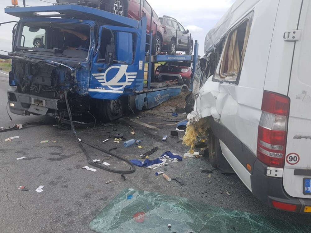 Accident cu 19 răniţi şi 1 mort în Olt. Trei maşini, două tiruri şi un microbuz s-au ciocnit - Imaginea 4