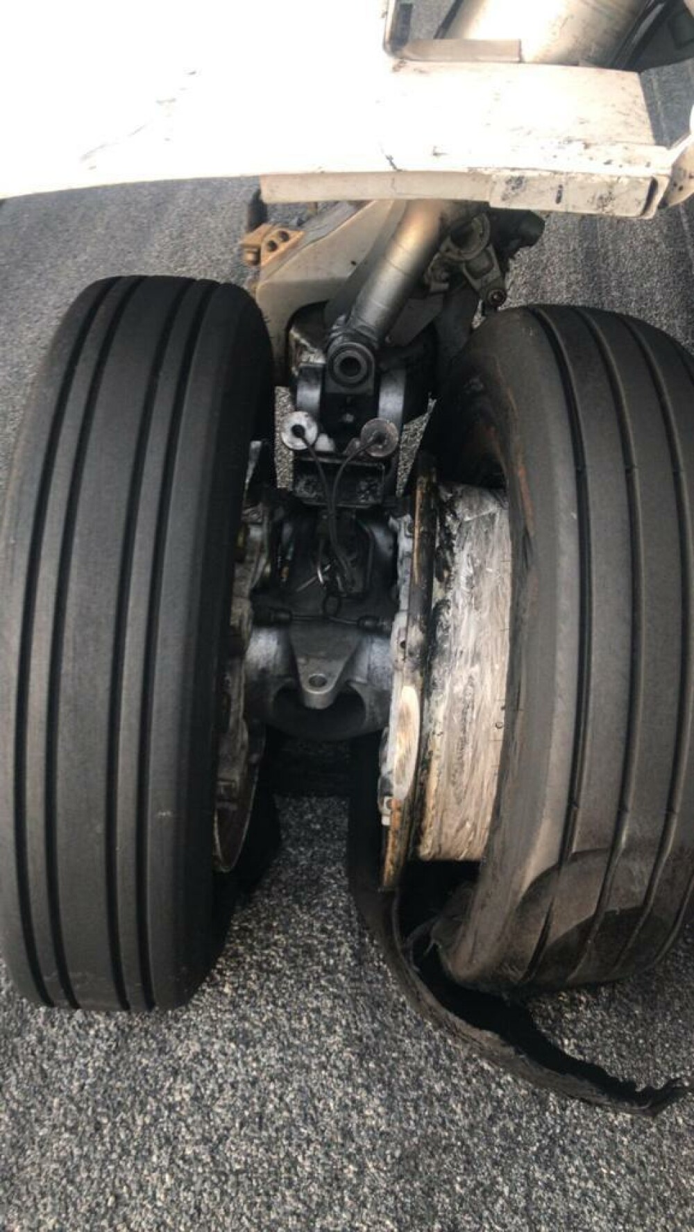 Ce s-a întâmplat cu pasagerii avionului TAROM ale cărui roţi au explodat la aterizare - Imaginea 4