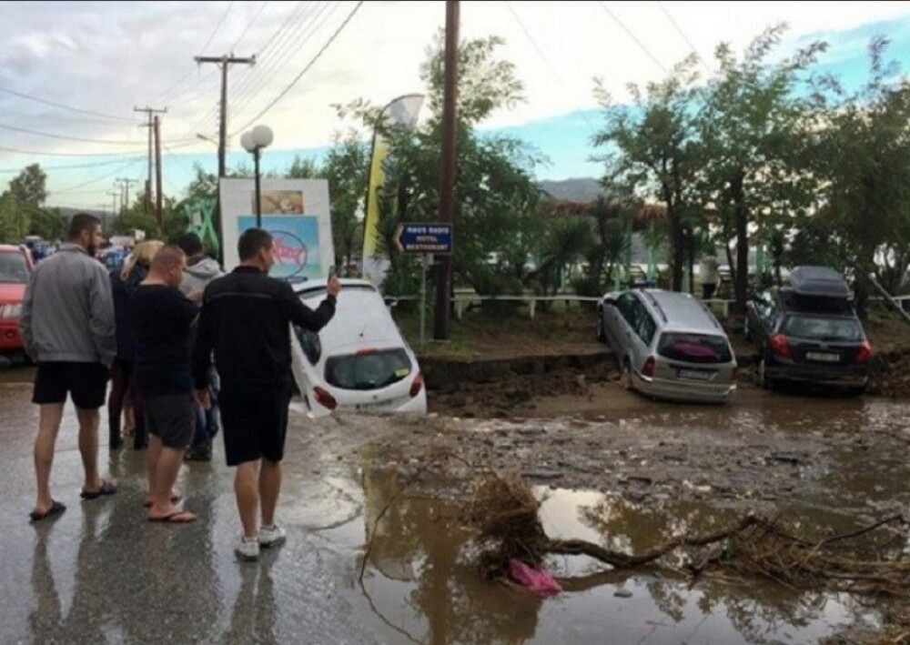 2 români morți în Grecia, după o tornadă devastatoare. Alți 4 turiști decedați, zeci de răniți - Imaginea 1