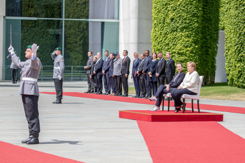 Merkel a stat pe scaun în timpul intonării unor imnuri de stat, din cauza tremuratului - Imaginea 1
