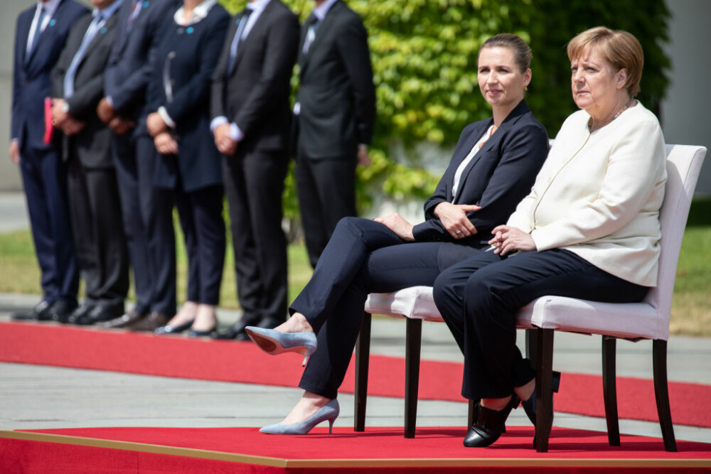 Merkel a stat pe scaun în timpul intonării unor imnuri de stat, din cauza tremuratului - Imaginea 2