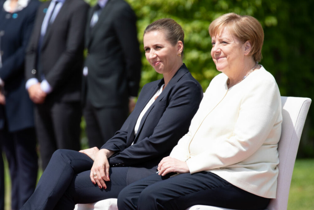 Merkel a stat pe scaun în timpul intonării unor imnuri de stat, din cauza tremuratului - Imaginea 3