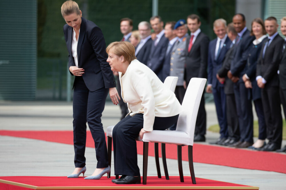 Merkel a stat pe scaun în timpul intonării unor imnuri de stat, din cauza tremuratului - Imaginea 4