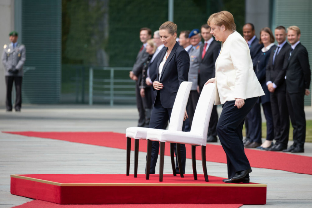 Merkel a stat pe scaun în timpul intonării unor imnuri de stat, din cauza tremuratului - Imaginea 5