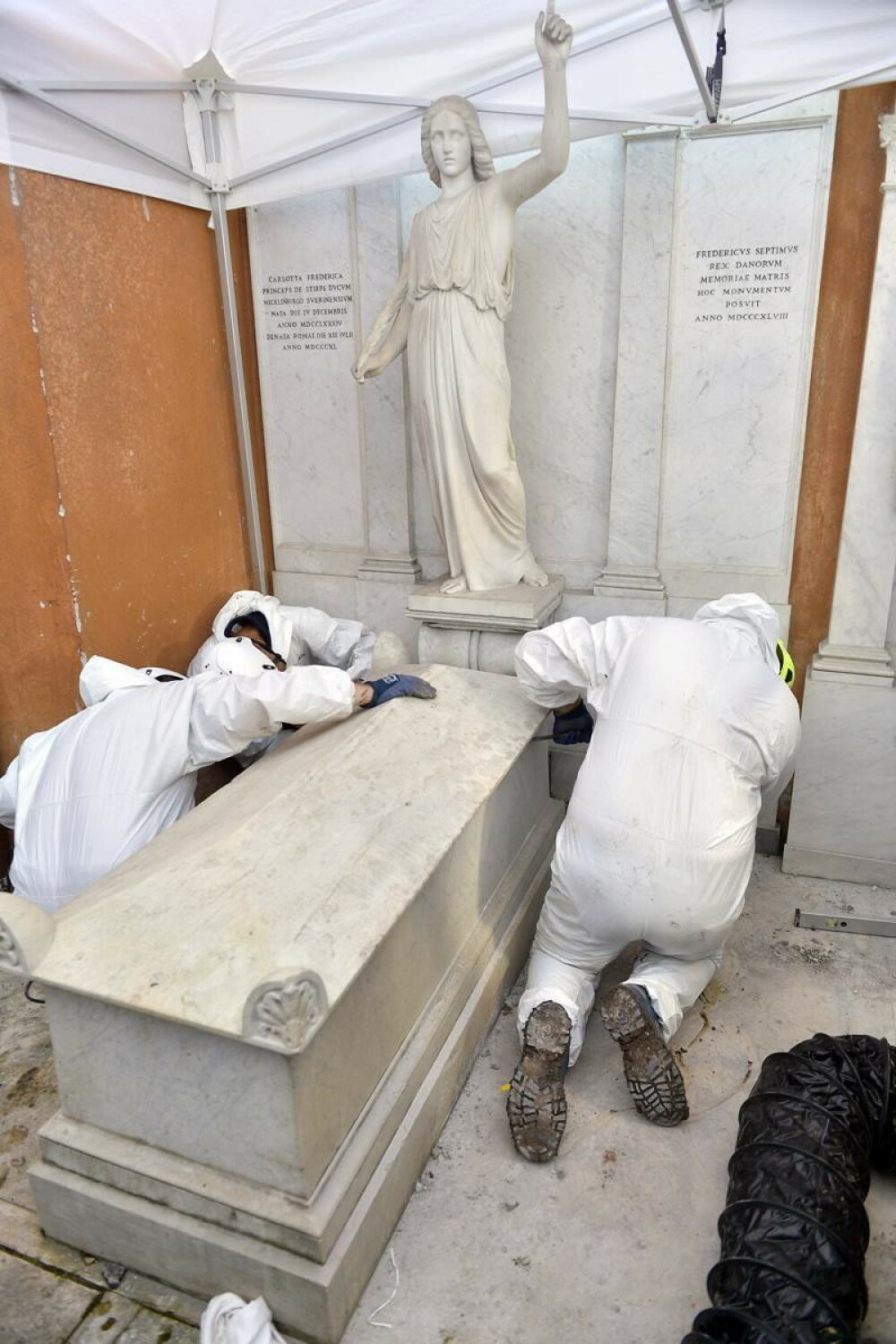 Descoperire surprinzătoare la Vatican după deschiderea a două morminte - Imaginea 8