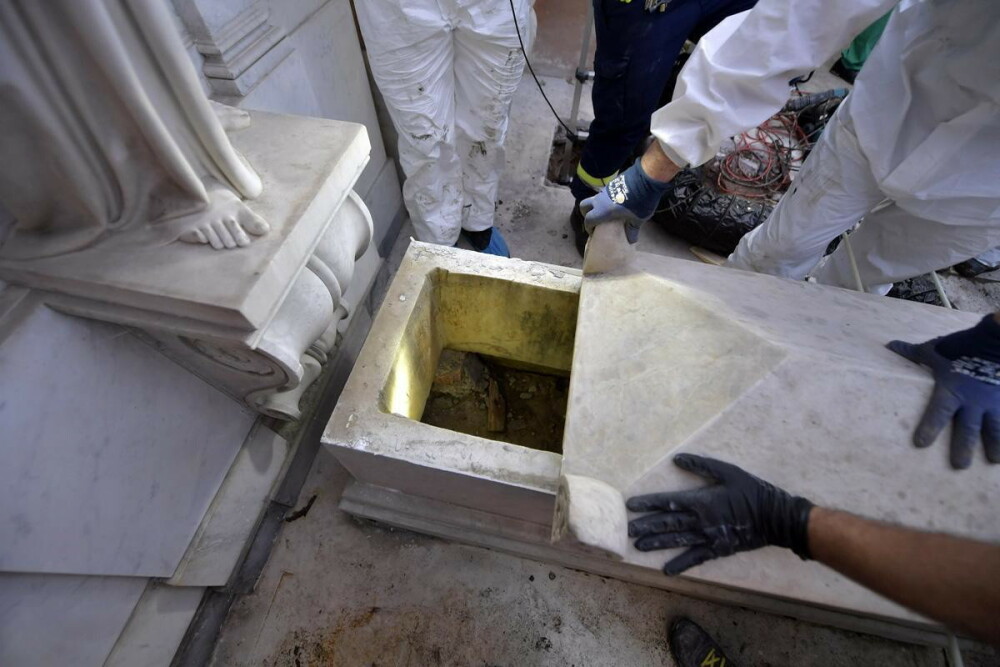 Descoperire surprinzătoare la Vatican după deschiderea a două morminte - Imaginea 9