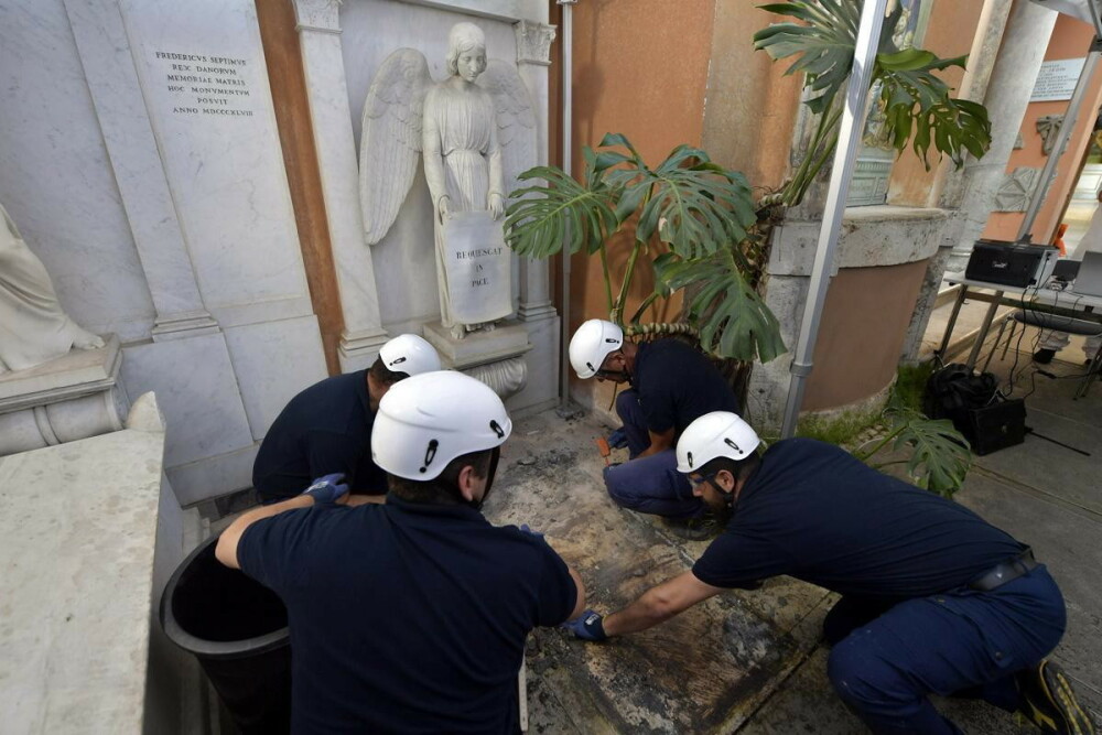 Descoperire surprinzătoare la Vatican după deschiderea a două morminte - Imaginea 13