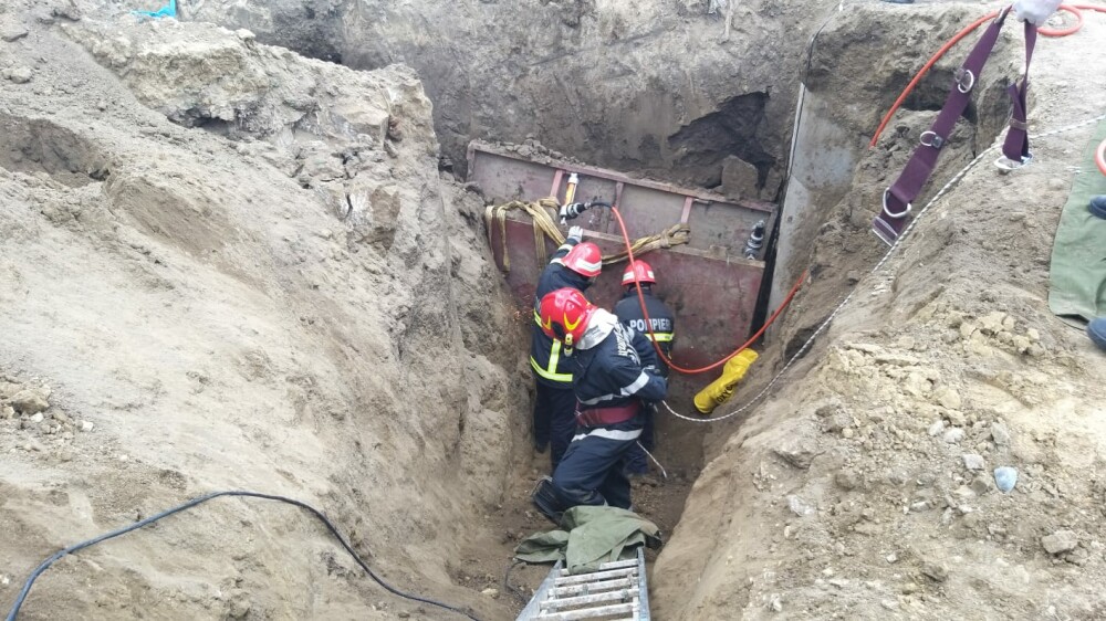 Bărbat prins sub un mal de pământ, timp de două ore. Momentul în care e salvat - Imaginea 1