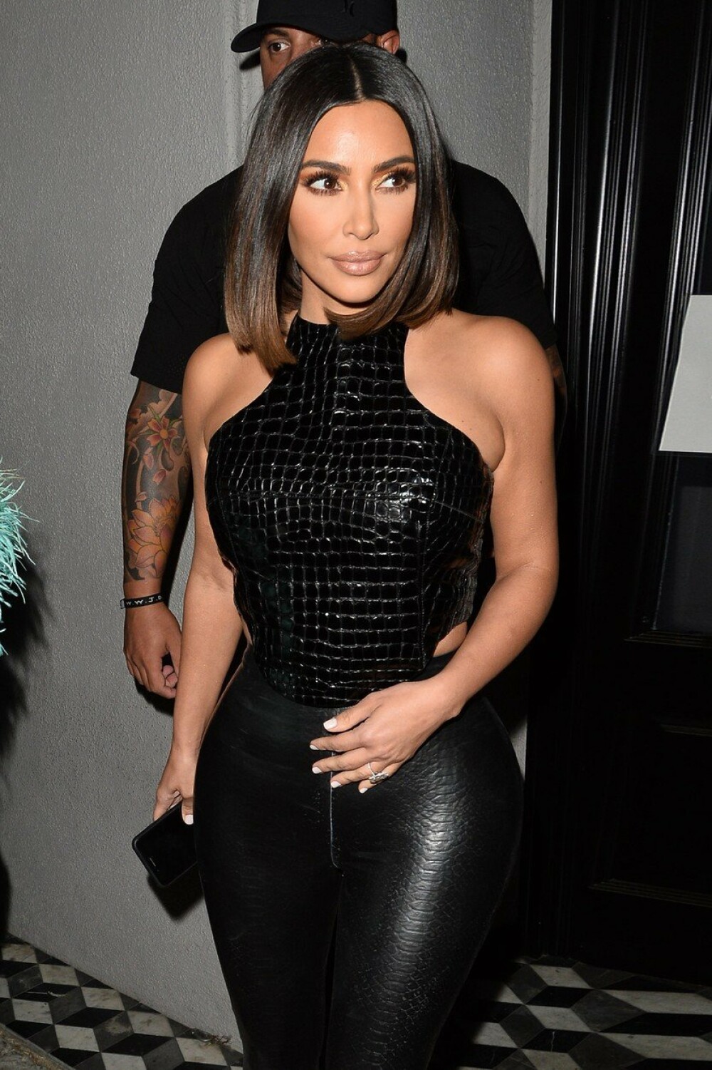 Kim Kardashian le promite femeilor că vor avea talia mult visată. Ce produs va lansa - Imaginea 9
