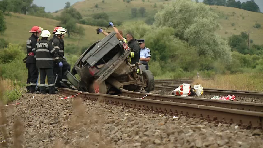 Mașină spulberată de tren, în Cluj. Șoferul și pasagerul au murit pe loc - Imaginea 1