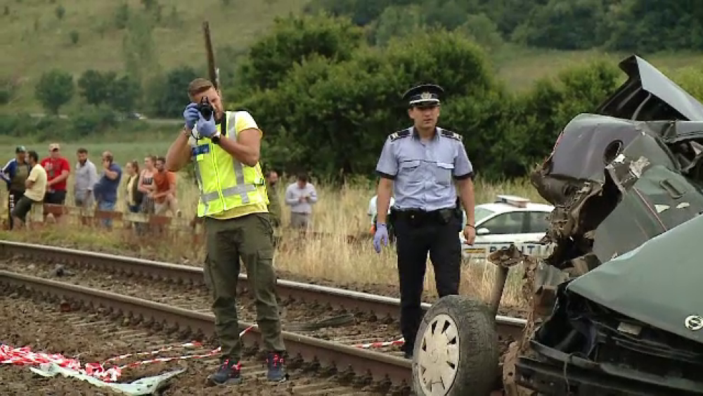 Mașină spulberată de tren, în Cluj. Șoferul și pasagerul au murit pe loc - Imaginea 2
