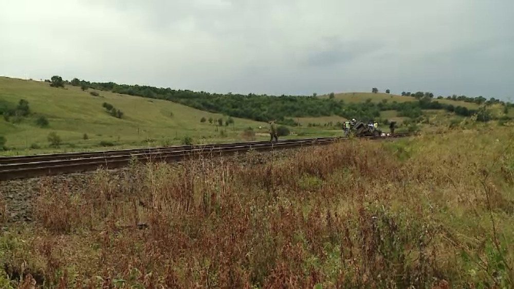 Mașină spulberată de tren, în Cluj. Șoferul și pasagerul au murit pe loc - Imaginea 4