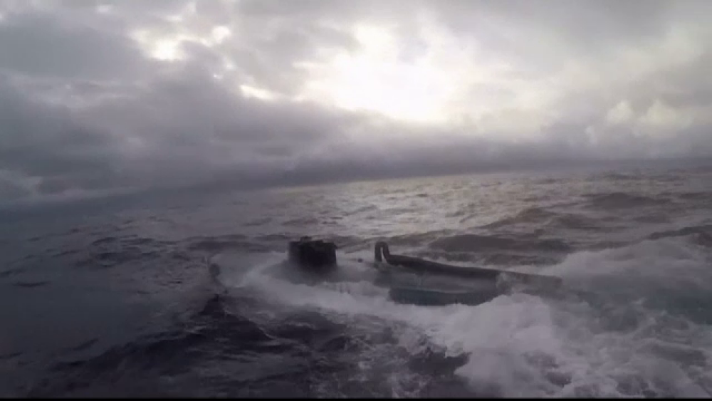 Acțiune periculoasă. Doi soldați americani au sărit pe un submarin plin cu droguri - Imaginea 1