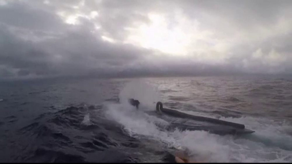 Acțiune periculoasă. Doi soldați americani au sărit pe un submarin plin cu droguri - Imaginea 2