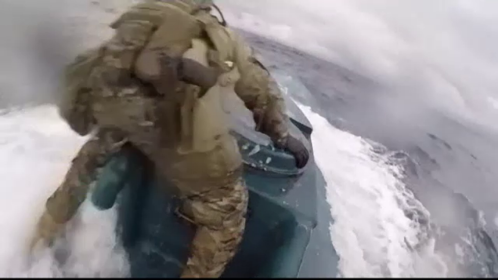 Acțiune periculoasă. Doi soldați americani au sărit pe un submarin plin cu droguri - Imaginea 3