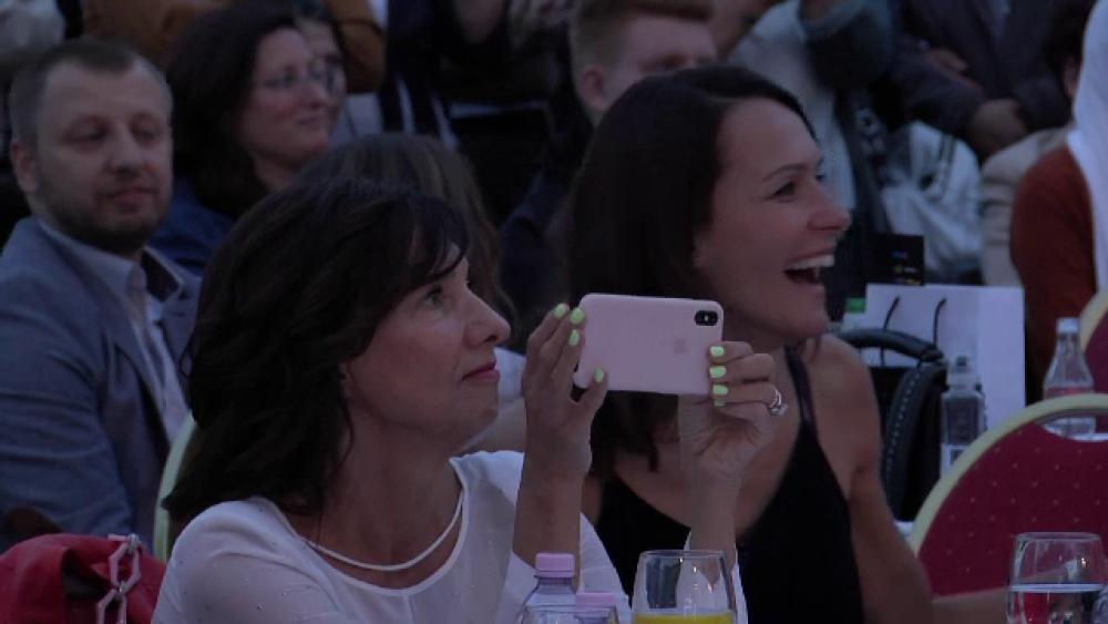 Cum a fost surprinsă Carmen Iohannis la festivalul de modă de la Sibiu. GALERIE FOTO - Imaginea 1
