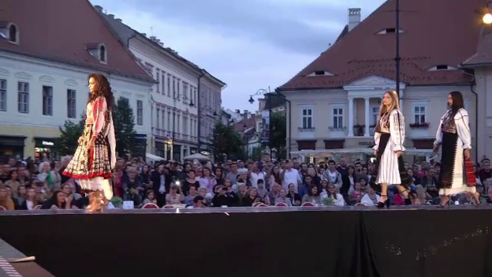 Cum a fost surprinsă Carmen Iohannis la festivalul de modă de la Sibiu. GALERIE FOTO - Imaginea 2