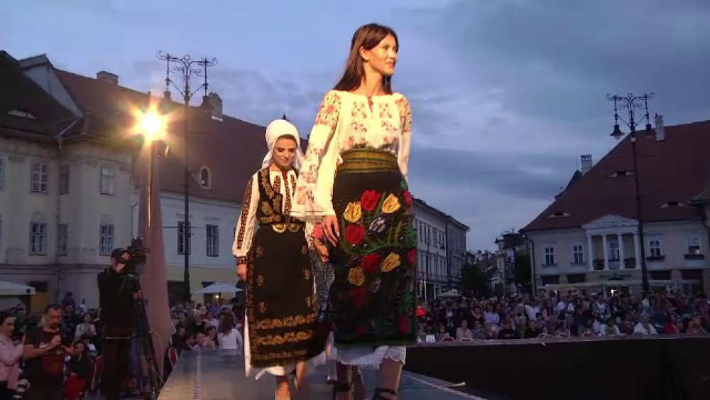 Cum a fost surprinsă Carmen Iohannis la festivalul de modă de la Sibiu. GALERIE FOTO - Imaginea 3