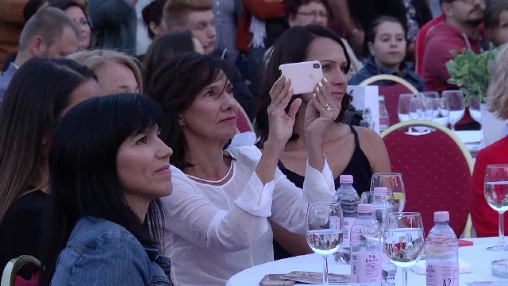 Cum a fost surprinsă Carmen Iohannis la festivalul de modă de la Sibiu. GALERIE FOTO - Imaginea 4