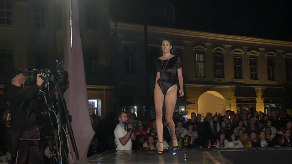 Cum a fost surprinsă Carmen Iohannis la festivalul de modă de la Sibiu. GALERIE FOTO - Imaginea 6