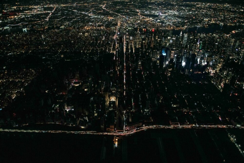 O pană uriașă de curent a lăsat în întuneric Manhattanul, inclusiv Times Square. FOTO - Imaginea 13
