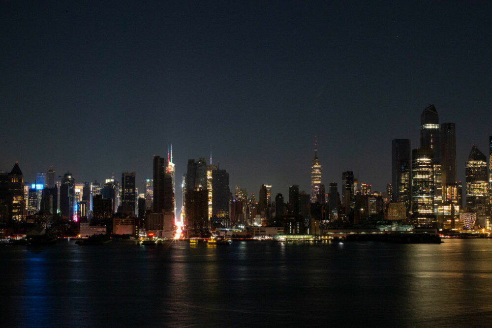 O pană uriașă de curent a lăsat în întuneric Manhattanul, inclusiv Times Square. FOTO - Imaginea 12