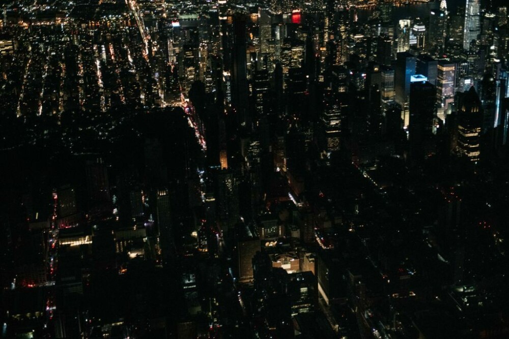 O pană uriașă de curent a lăsat în întuneric Manhattanul, inclusiv Times Square. FOTO - Imaginea 11