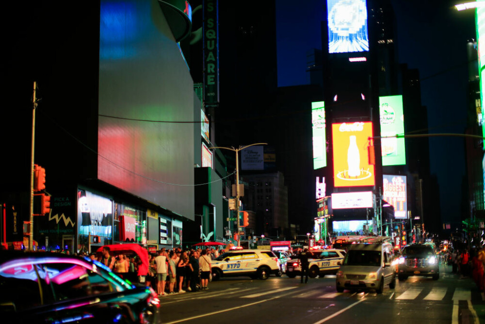 O pană uriașă de curent a lăsat în întuneric Manhattanul, inclusiv Times Square. FOTO - Imaginea 9
