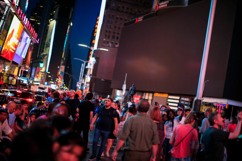 O pană uriașă de curent a lăsat în întuneric Manhattanul, inclusiv Times Square. FOTO - Imaginea 8