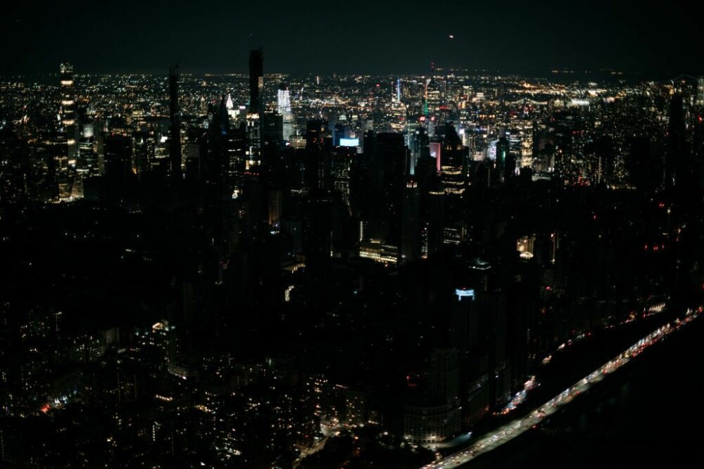 O pană uriașă de curent a lăsat în întuneric Manhattanul, inclusiv Times Square. FOTO - Imaginea 7