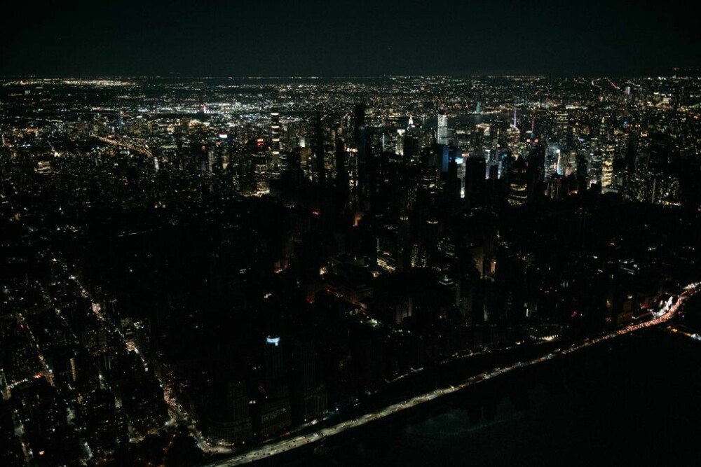 O pană uriașă de curent a lăsat în întuneric Manhattanul, inclusiv Times Square. FOTO - Imaginea 6
