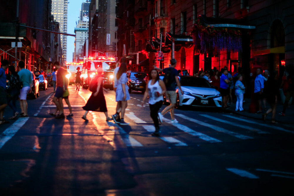 O pană uriașă de curent a lăsat în întuneric Manhattanul, inclusiv Times Square. FOTO - Imaginea 5
