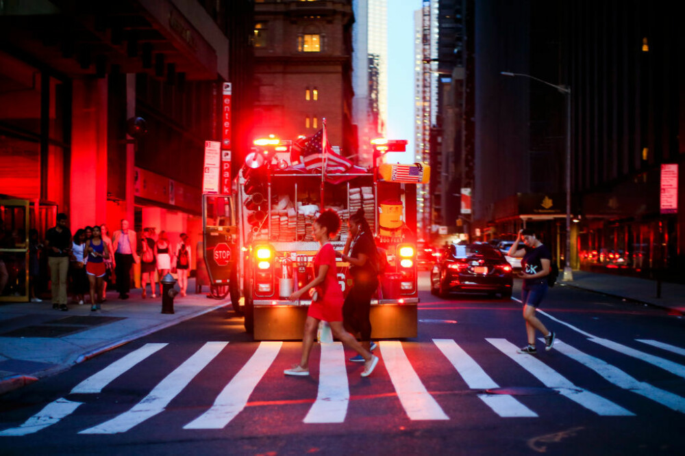 O pană uriașă de curent a lăsat în întuneric Manhattanul, inclusiv Times Square. FOTO - Imaginea 4