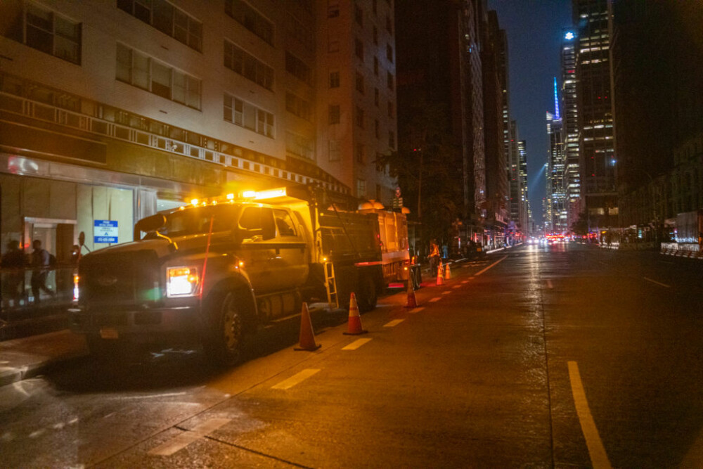 O pană uriașă de curent a lăsat în întuneric Manhattanul, inclusiv Times Square. FOTO - Imaginea 3
