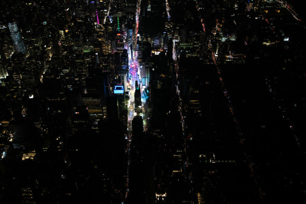 O pană uriașă de curent a lăsat în întuneric Manhattanul, inclusiv Times Square. FOTO - Imaginea 2