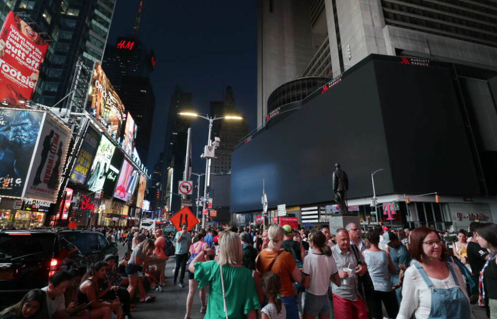 O pană uriașă de curent a lăsat în întuneric Manhattanul, inclusiv Times Square. FOTO - Imaginea 1