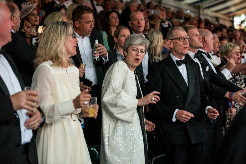 Theresa May, surprinsă din nou dansând pe muzica formației Abba. VIDEO cu momentul - Imaginea 3