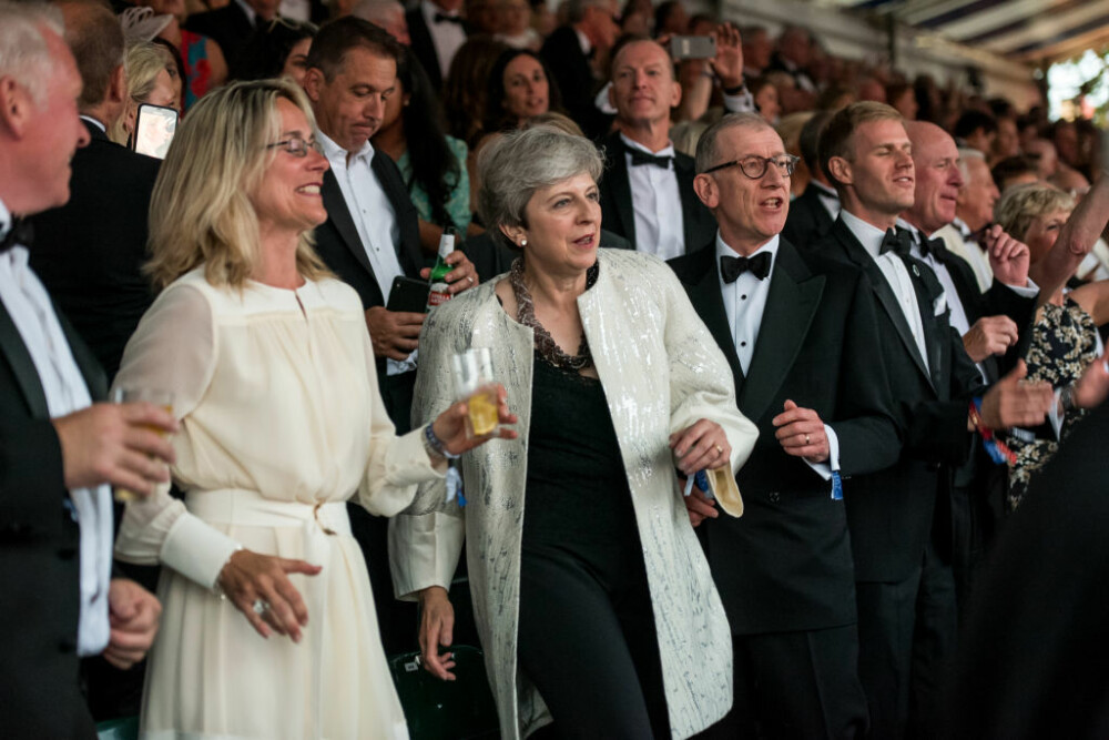 Theresa May, surprinsă din nou dansând pe muzica formației Abba. VIDEO cu momentul - Imaginea 1