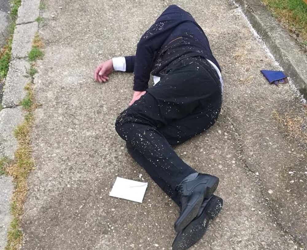 Bărbat în costum, găsit căzut pe stradă în Reşiţa, cu un plic cu bani lângă el - Imaginea 1