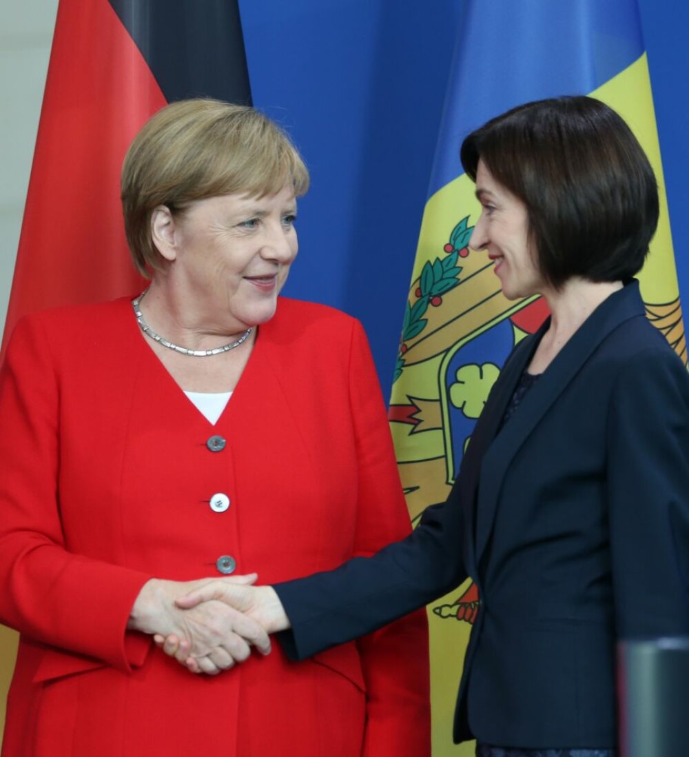 Angela Merkel a stat jos la intonarea imnurilor naţionale, la primirea Maiei Sandu - Imaginea 2