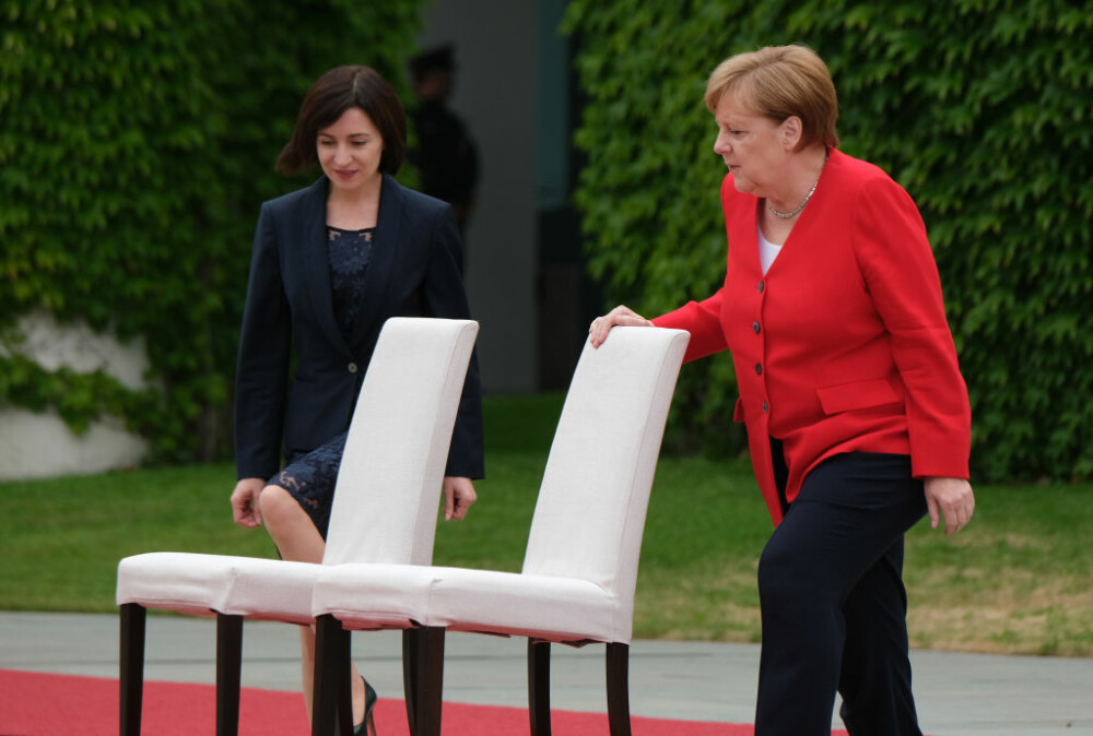 Angela Merkel a stat jos la intonarea imnurilor naţionale, la primirea Maiei Sandu - Imaginea 3