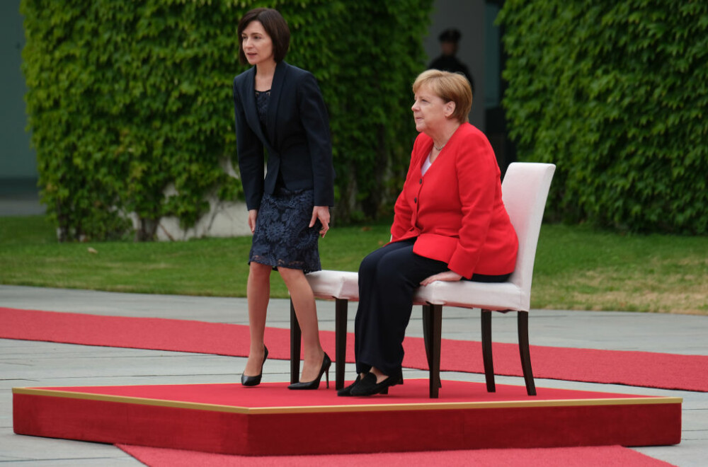 Angela Merkel a stat jos la intonarea imnurilor naţionale, la primirea Maiei Sandu - Imaginea 4