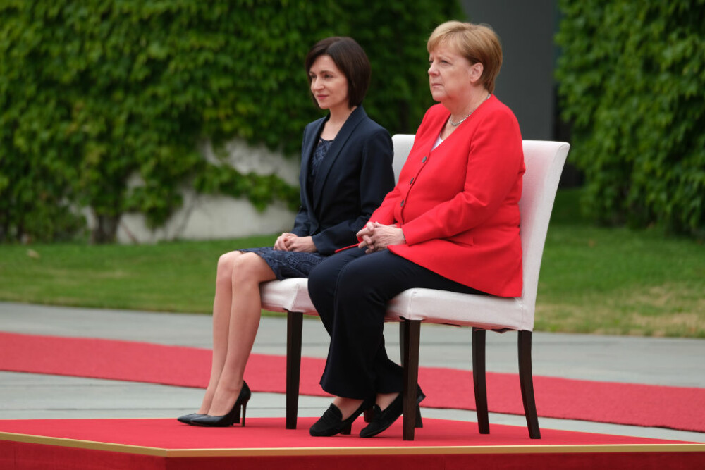 Angela Merkel a stat jos la intonarea imnurilor naţionale, la primirea Maiei Sandu - Imaginea 5