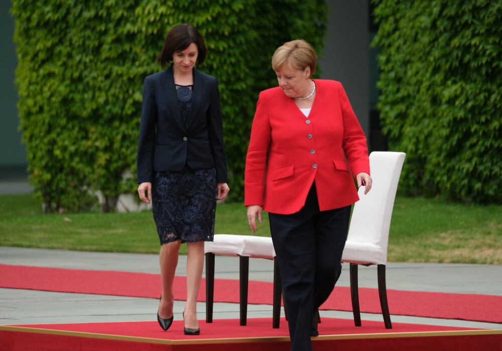 Angela Merkel a stat jos la intonarea imnurilor naţionale, la primirea Maiei Sandu - Imaginea 6